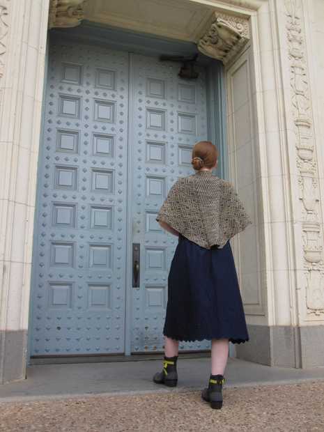 large Alfarería shawl draped over shoulders, with model's back towards camera